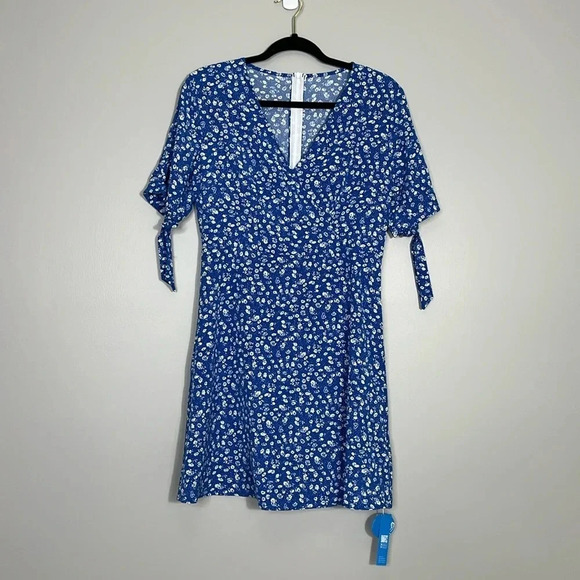 Cupshe Dresses & Skirts - Cupshe Blue & White Floral Sundress - Size Medium - NWT - V Neck, Lightweight